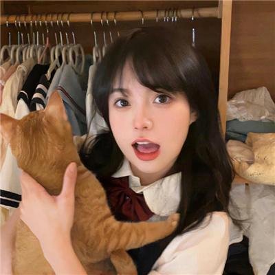 戴流苏耳环的少女